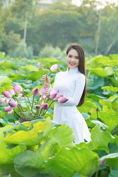 hoa-hau-ao-dai-bien-viet-nam-duong-kim-anh-khoe-dang-ben-sen-giadinhonline.vn 8