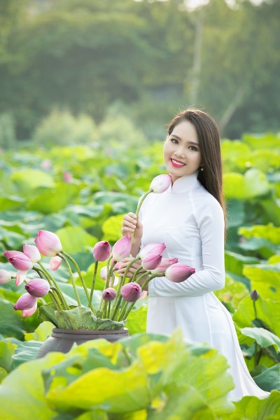 hoa-hau-ao-dai-bien-viet-nam-duong-kim-anh-khoe-dang-ben-sen-giadinhonline.vn 9