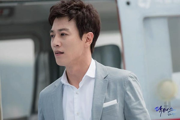park-shin-hye-dung-hinh-khi-kim-rae-won-buoc-ra-cuc-ngau-tu-truc-thang-giadinhonline.vn 6