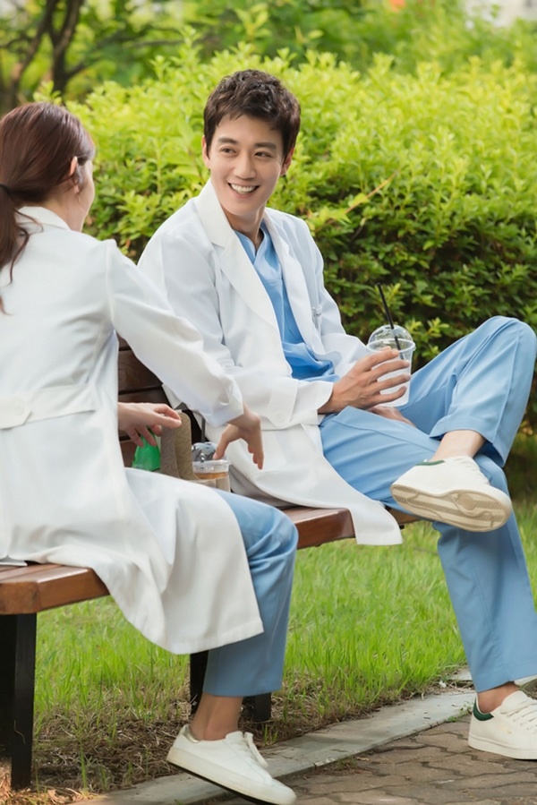 thay-giao-chet-dung-khi-thay-park-shin-hye-bi-dam-tai-benh-vien-giadinhonline.vn 6