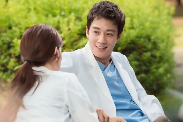 thay-giao-chet-dung-khi-thay-park-shin-hye-bi-dam-tai-benh-vien-giadinhonline.vn 8