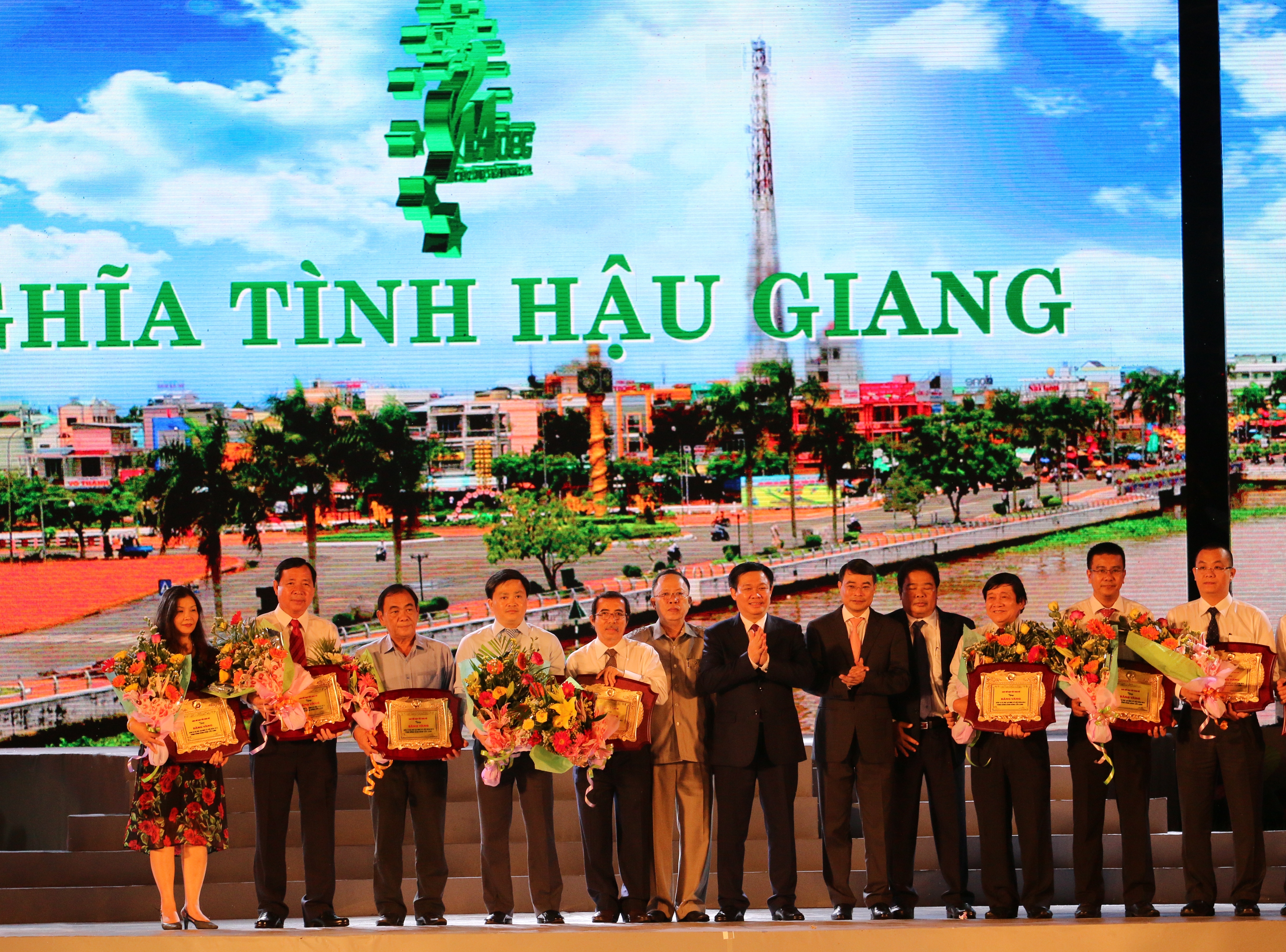 agribank-vinh-danh-tai-dien-dan-hop-tac-kinh-te-dong-bang-song-cuu-long-nam-2016-giadinhonline.vn 2