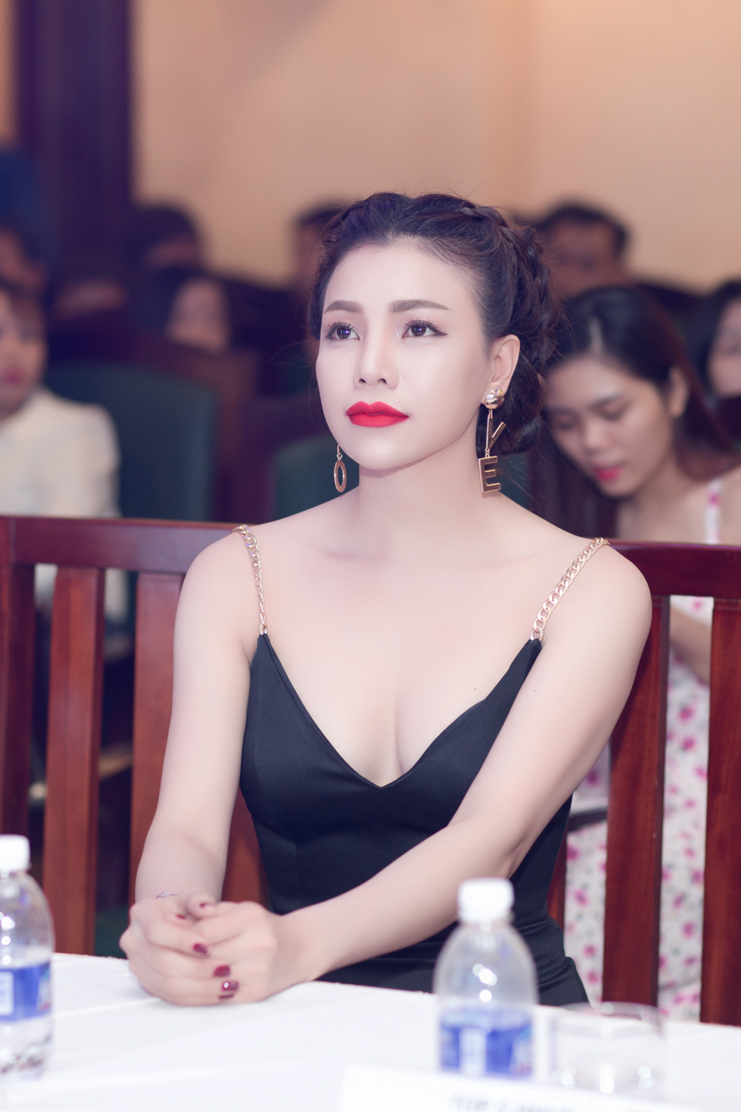 -tra-ngoc-hang-mac-vay-xe-quotnhay-camquot-den-tan-hong-ngoi-quotghe-nongquot--giadinhonline.vn 8