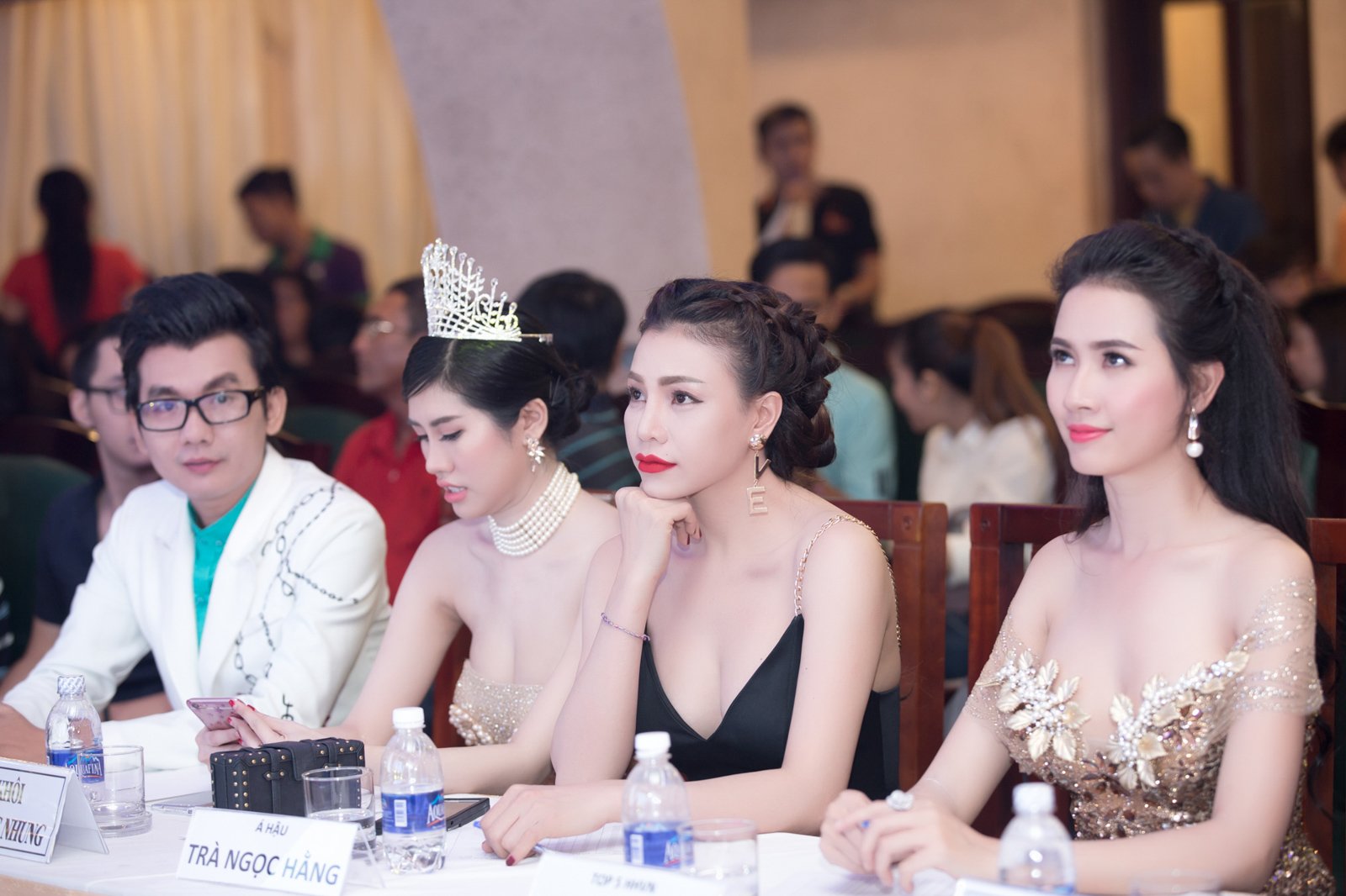 -tra-ngoc-hang-mac-vay-xe-quotnhay-camquot-den-tan-hong-ngoi-quotghe-nongquot--giadinhonline.vn 9