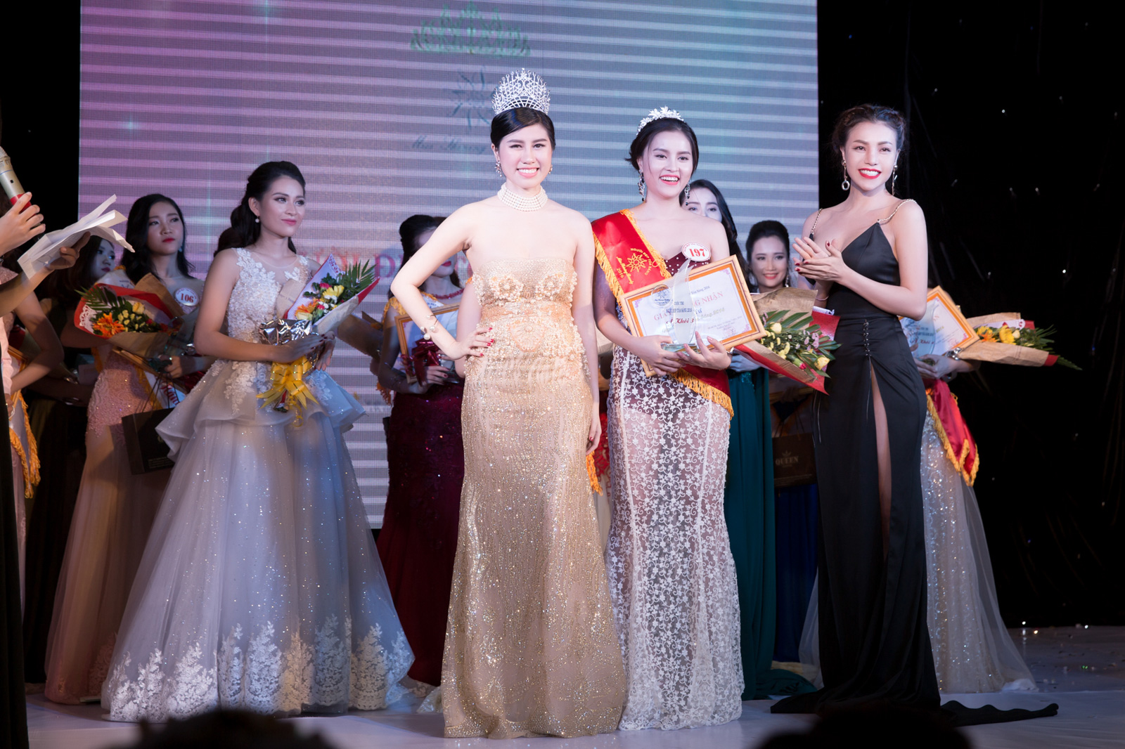 -tra-ngoc-hang-mac-vay-xe-quotnhay-camquot-den-tan-hong-ngoi-quotghe-nongquot--giadinhonline.vn 10