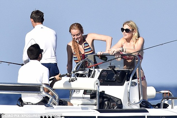 lindsay-lohan-bi-bat-gap-hut-thuoc-uong-bia-sau-tin-don-mang-thai-giadinhonline.vn 1
