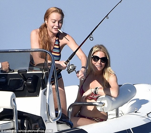 lindsay-lohan-bi-bat-gap-hut-thuoc-uong-bia-sau-tin-don-mang-thai-giadinhonline.vn 2