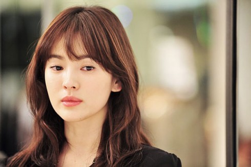 nhung-kieu-toc-tao-nen-xu-huong-cua-song-hye-kyo-qua-tung-thoi-ky-giadinhonline.vn 7