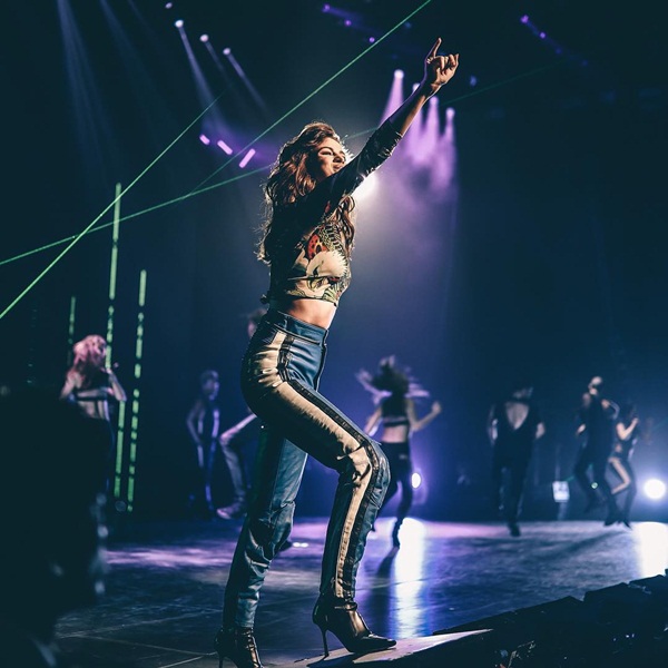selena-gomez-quyen-ru-chet-nguoi-trong-tour-dien-moi-nhat-giadinhonline.vn 4