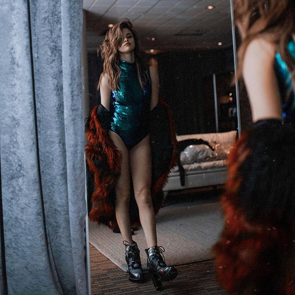 selena-gomez-quyen-ru-chet-nguoi-trong-tour-dien-moi-nhat-giadinhonline.vn 10