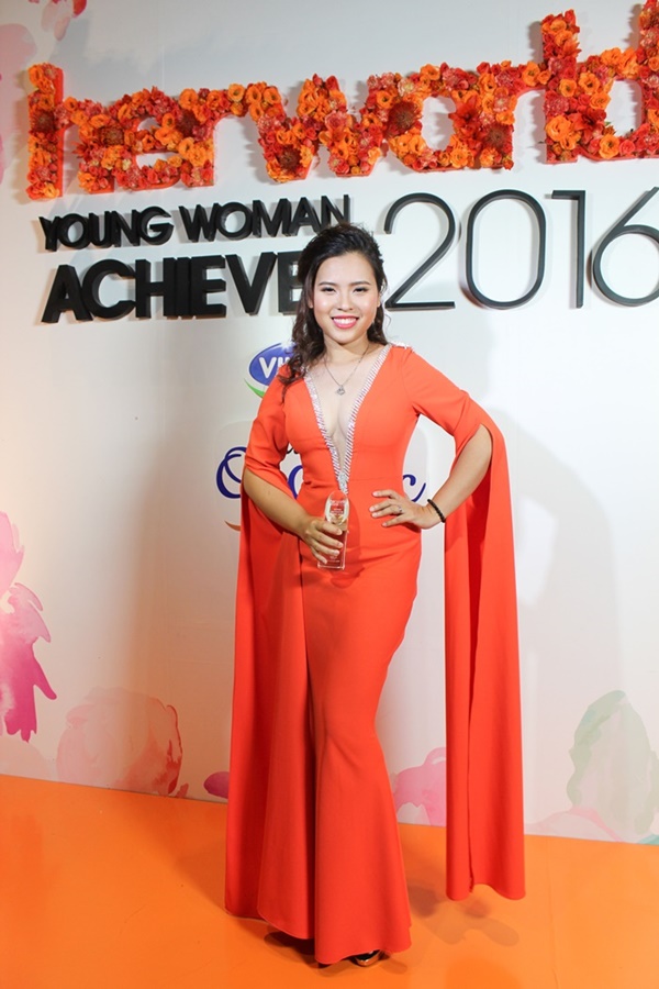 dao-dien-thanh-nhan-xuat-sac-nhan-giai-her-world-young-woman-achiever-2016-giadinhonline.vn 2