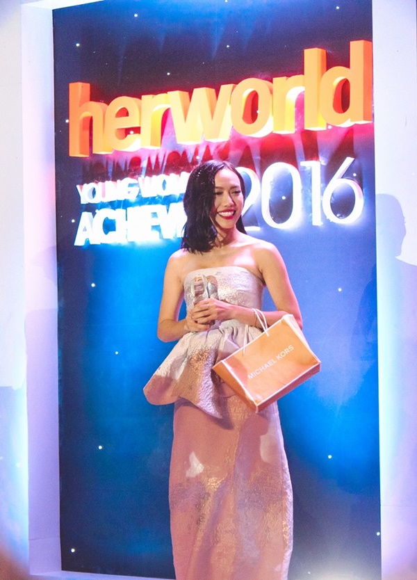 dao-dien-thanh-nhan-xuat-sac-nhan-giai-her-world-young-woman-achiever-2016-giadinhonline.vn 9