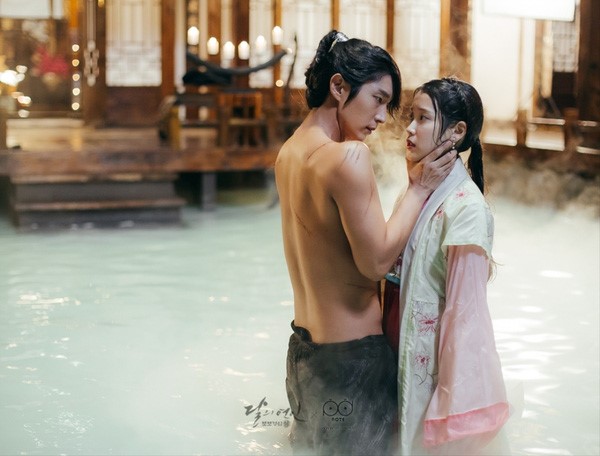 iu-bi-gan-mac-quottham-hoa-cung-doquot-trong-nguoi-tinh-anh-trang-giadinhonline.vn 1