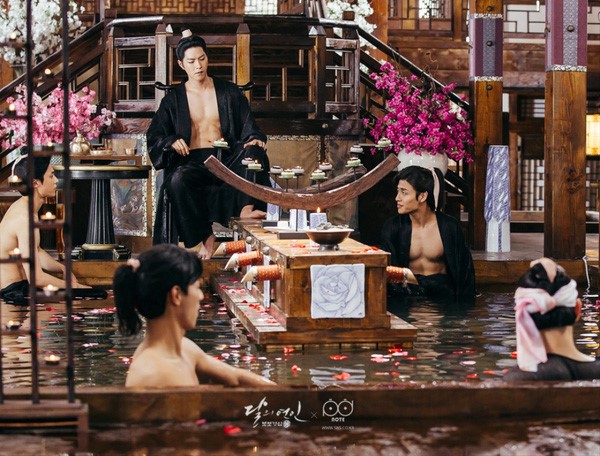 iu-bi-gan-mac-quottham-hoa-cung-doquot-trong-nguoi-tinh-anh-trang-giadinhonline.vn 2