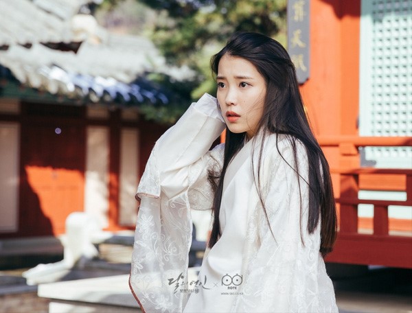 iu-bi-gan-mac-quottham-hoa-cung-doquot-trong-nguoi-tinh-anh-trang-giadinhonline.vn 3