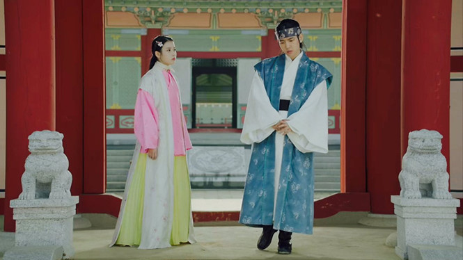 iu-bi-gan-mac-quottham-hoa-cung-doquot-trong-nguoi-tinh-anh-trang-giadinhonline.vn 5