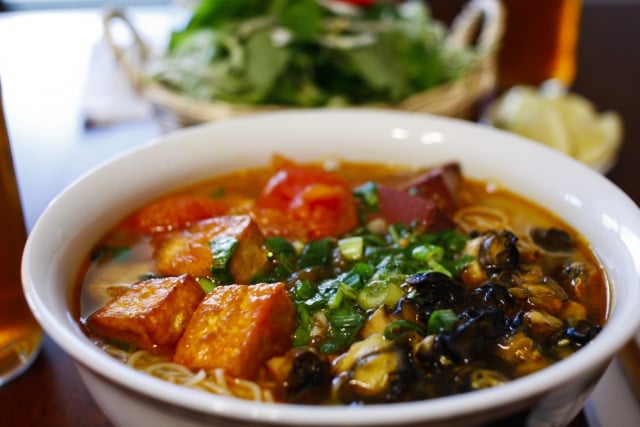 cach-nau-bun-oc-nong-hoi-dung-kieu-ha-noi--giadinhonline.vn 1