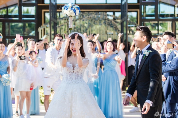 nhung-hinh-anh-lung-linh-trong-dam-cuoi-cua-chu-hieu-thien-giadinhonline.vn 14