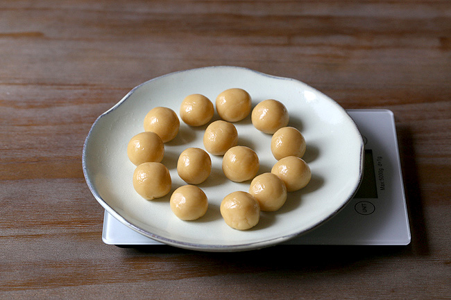 cach-lam-banh-trung-thu-don-gian-nhung-ngon-va-dep-mat--giadinhonline.vn 2
