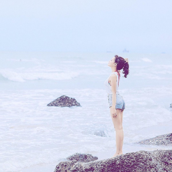 hotgirl-co-ve-dep-trong-nhu-giot-suong-mai-khuay-dao-cu-dan-mang-giadinhonline.vn 3
