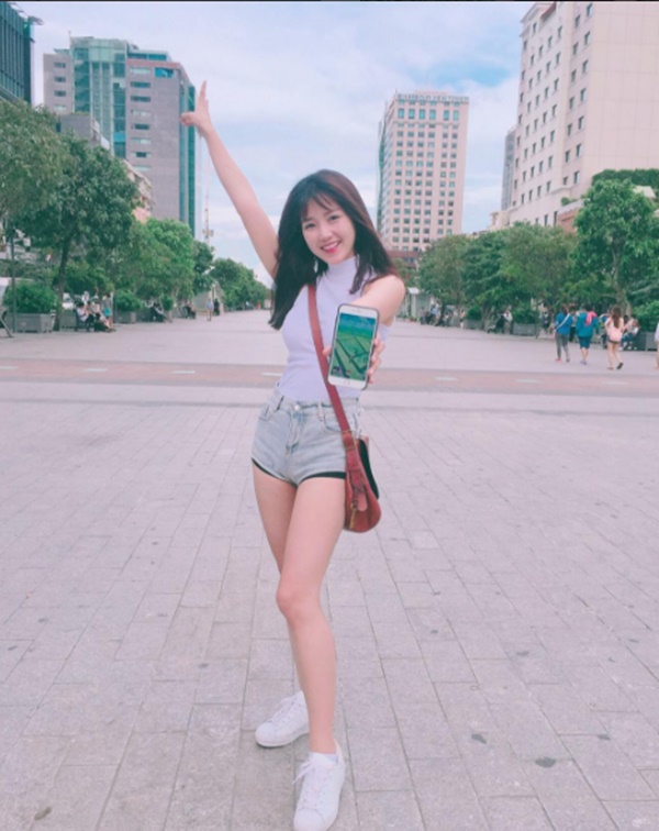 hotgirl-co-ve-dep-trong-nhu-giot-suong-mai-khuay-dao-cu-dan-mang-giadinhonline.vn 20