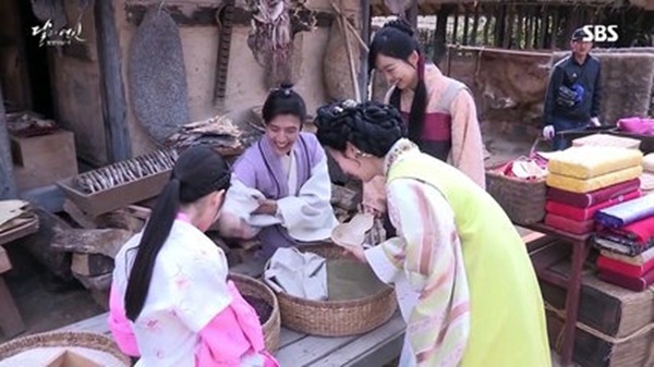 nguoi-tinh-anh-trang-he-lo-anh-hau-truong-nhang-nhit-cua-dan-sao-hang-a-giadinhonline.vn 4