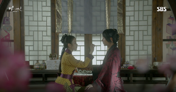 nguoi-tinh-anh-trang-tap-8-iu-tro-tai-trang-diem-cho-lee-jun-ki-giadinhonline.vn 2