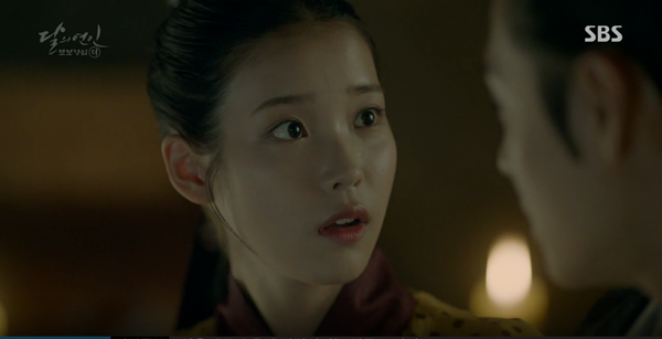 nguoi-tinh-anh-trang-tap-8-iu-tro-tai-trang-diem-cho-lee-jun-ki-giadinhonline.vn 5