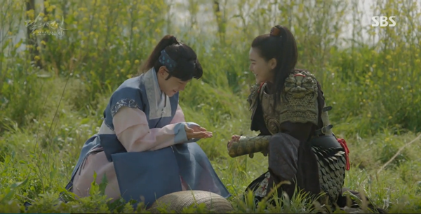 nguoi-tinh-anh-trang-tap-8-iu-tro-tai-trang-diem-cho-lee-jun-ki-giadinhonline.vn 6