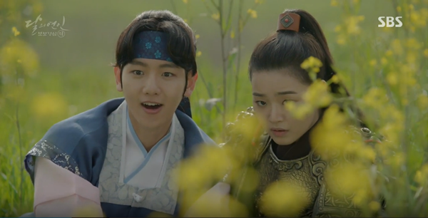 nguoi-tinh-anh-trang-tap-8-iu-tro-tai-trang-diem-cho-lee-jun-ki-giadinhonline.vn 7