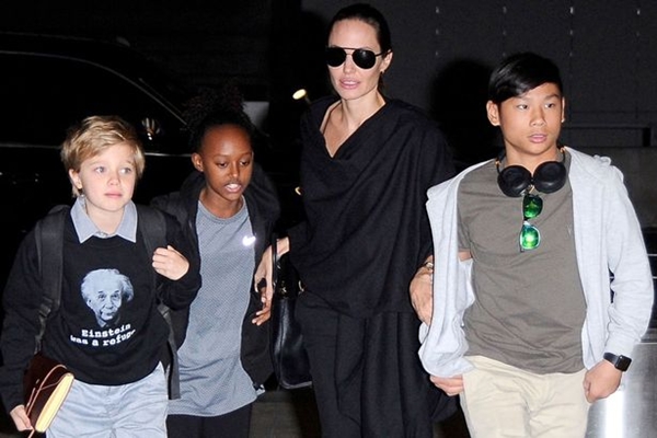 angelina-jolie-dua-cac-con-di-dieu-tri-tam-ly-sau-ly-hon-giadinhonline.vn 2