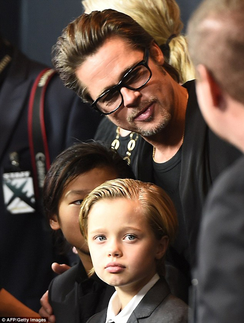 angelina-jolie-dua-cac-con-di-dieu-tri-tam-ly-sau-ly-hon-giadinhonline.vn 3