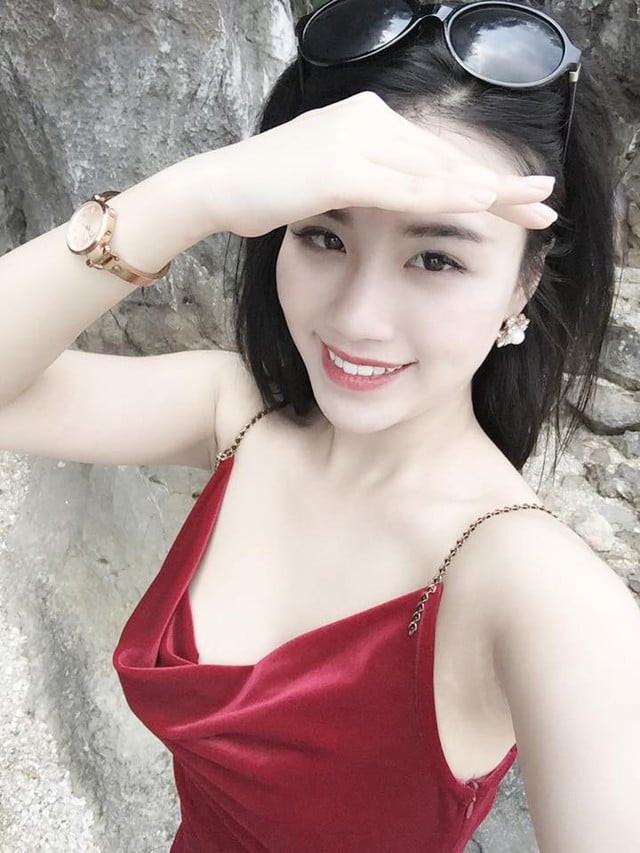 khan-gia-phat-hoang-vi-linh-miu-lo-ca-bau-nguc-tren-san-khau-giadinhonline.vn 1