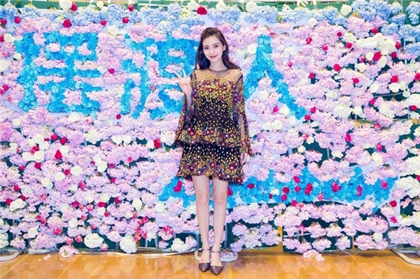 angela-baby-va-lam-tam-nhu-do-sac-tranh-chuc-ba-bau-dep-nhat-cbiz-giadinhonline.vn 9
