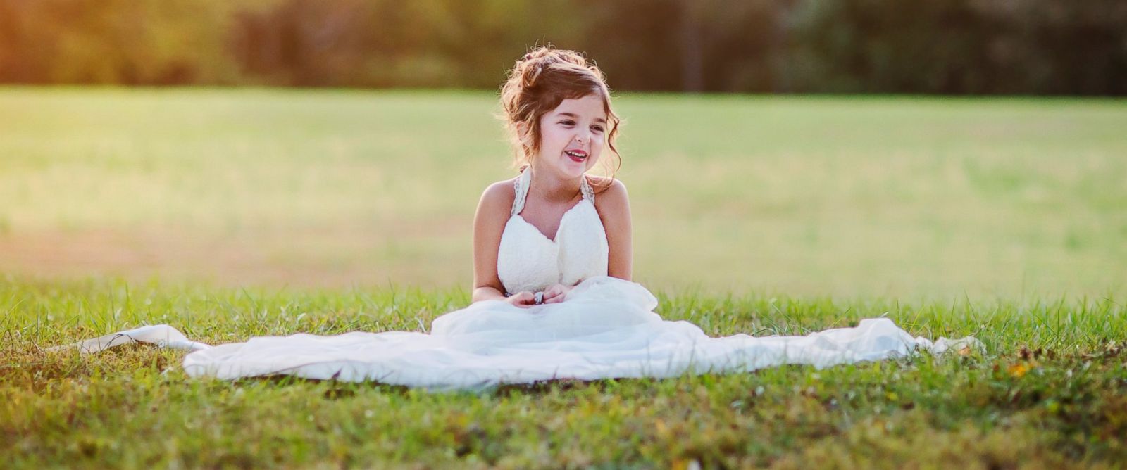 Con gái 4 tuổi mặc váy cưới để tái hiện hình ảnh người mẹ đã mất