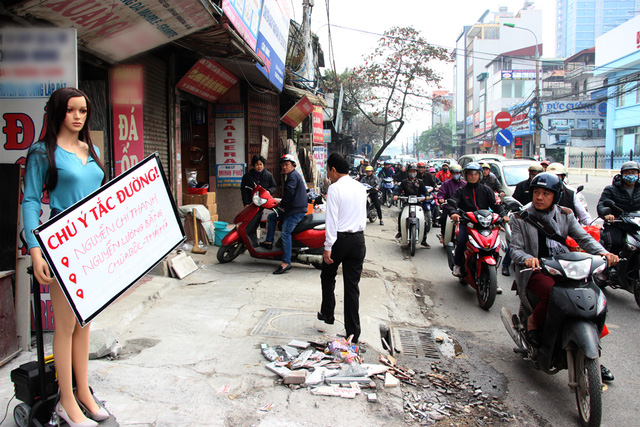 robot-canh-bao-tac-duong-xuat-hien-tren-duong-pho-ha-noi-giadinhonline.vn 1