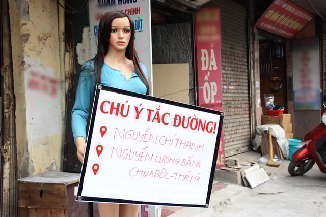robot-canh-bao-tac-duong-xuat-hien-tren-duong-pho-ha-noi-giadinhonline.vn 2