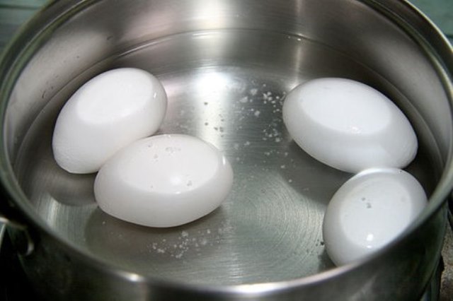 luoc-trung-theo-cach-nay-kho-long-ma-nut-vo--giadinhonline.vn 1
