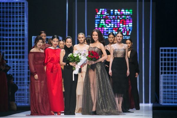 vu-ngoc-anh-va-a-hau-lam-thuy-anh-ho-bao-trong-tuan-le-thoi-trang-2017-giadinhonline.vn 4