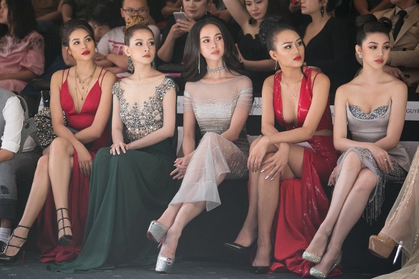 vu-ngoc-anh-va-a-hau-lam-thuy-anh-ho-bao-trong-tuan-le-thoi-trang-2017-giadinhonline.vn 8