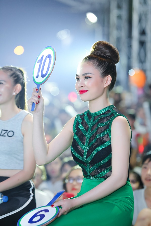 giang-hong-ngoc-dep-ruc-ro-noi-bat-voi-jumpsuit-xanh-la-giadinhonline.vn 1