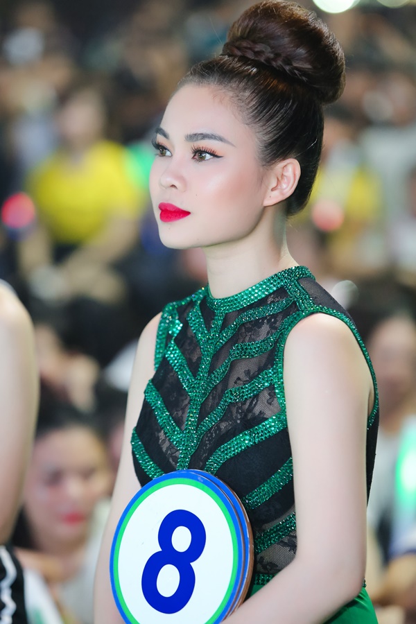 giang-hong-ngoc-dep-ruc-ro-noi-bat-voi-jumpsuit-xanh-la-giadinhonline.vn 2