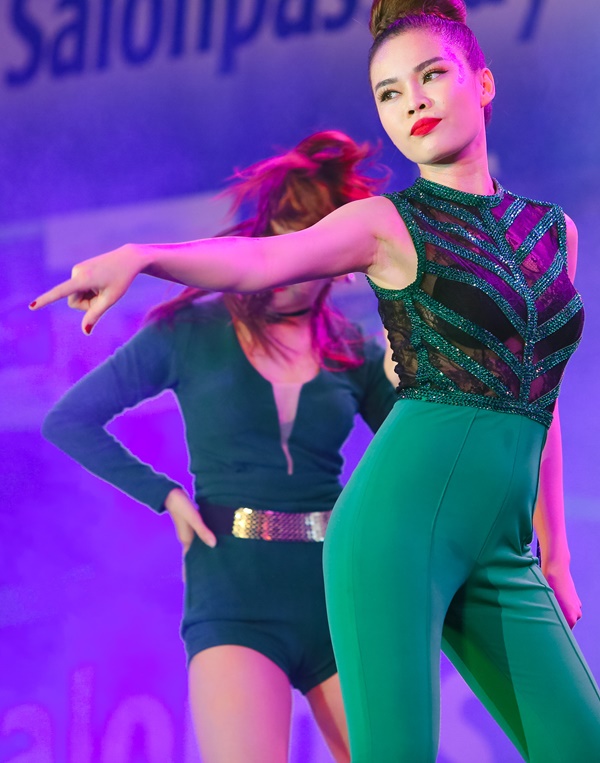 giang-hong-ngoc-dep-ruc-ro-noi-bat-voi-jumpsuit-xanh-la-giadinhonline.vn 5