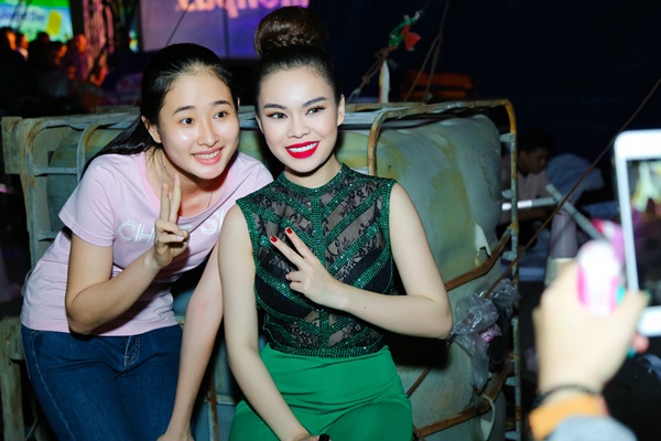 giang-hong-ngoc-dep-ruc-ro-noi-bat-voi-jumpsuit-xanh-la-giadinhonline.vn 8