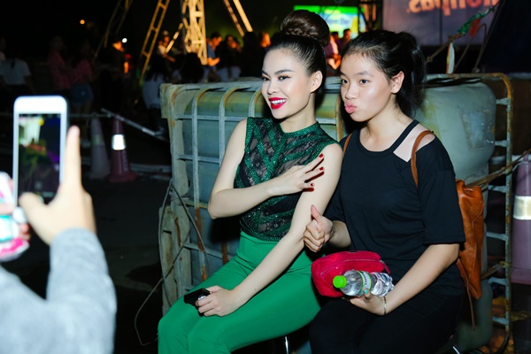 giang-hong-ngoc-dep-ruc-ro-noi-bat-voi-jumpsuit-xanh-la-giadinhonline.vn 9