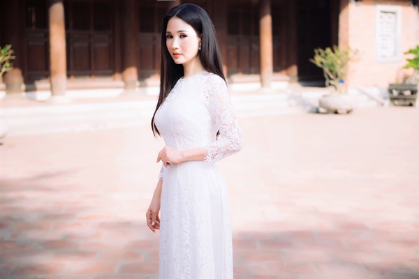 quy-ba-suong-dang-dien-ao-dai-nhe-nhang-khoe-ve-thanh-xuan-ngoi-ngoi-giadinhonline.vn 1