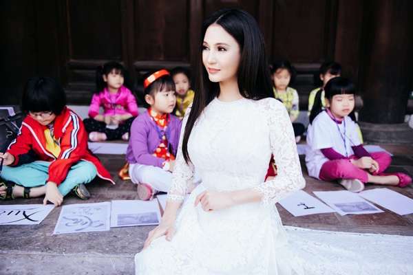 quy-ba-suong-dang-dien-ao-dai-nhe-nhang-khoe-ve-thanh-xuan-ngoi-ngoi-giadinhonline.vn 3