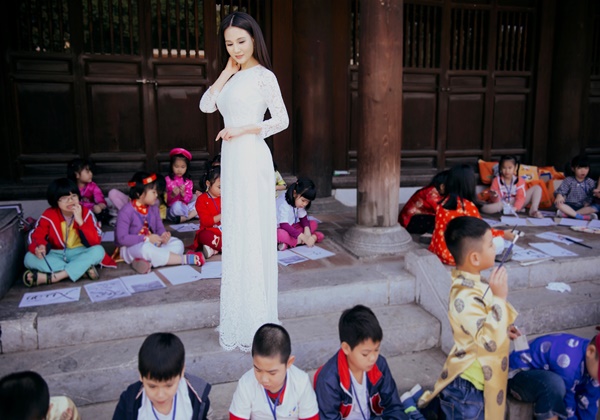 quy-ba-suong-dang-dien-ao-dai-nhe-nhang-khoe-ve-thanh-xuan-ngoi-ngoi-giadinhonline.vn 4