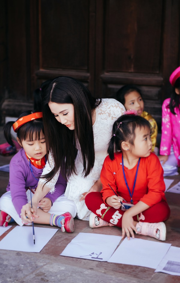 quy-ba-suong-dang-dien-ao-dai-nhe-nhang-khoe-ve-thanh-xuan-ngoi-ngoi-giadinhonline.vn 5