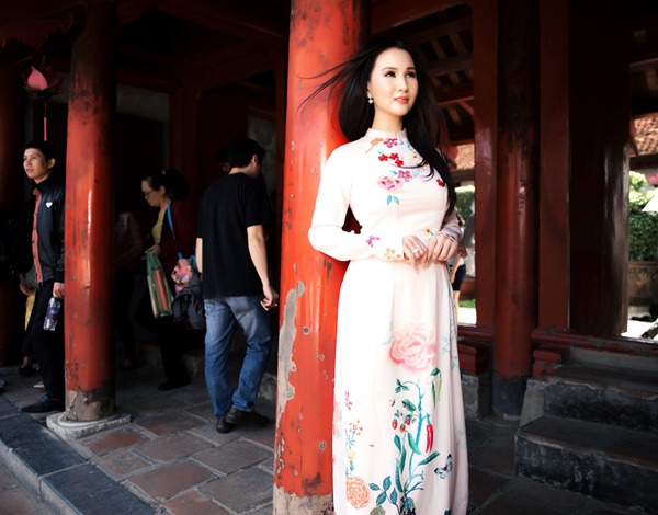 quy-ba-suong-dang-dien-ao-dai-nhe-nhang-khoe-ve-thanh-xuan-ngoi-ngoi-giadinhonline.vn 6